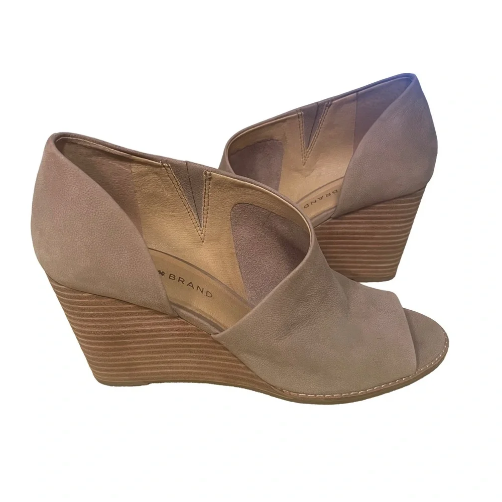 Lucky Brand Jaxy Sz 9.5 Beige Tan Soft Suede Open Toe Cut Out High Wedge